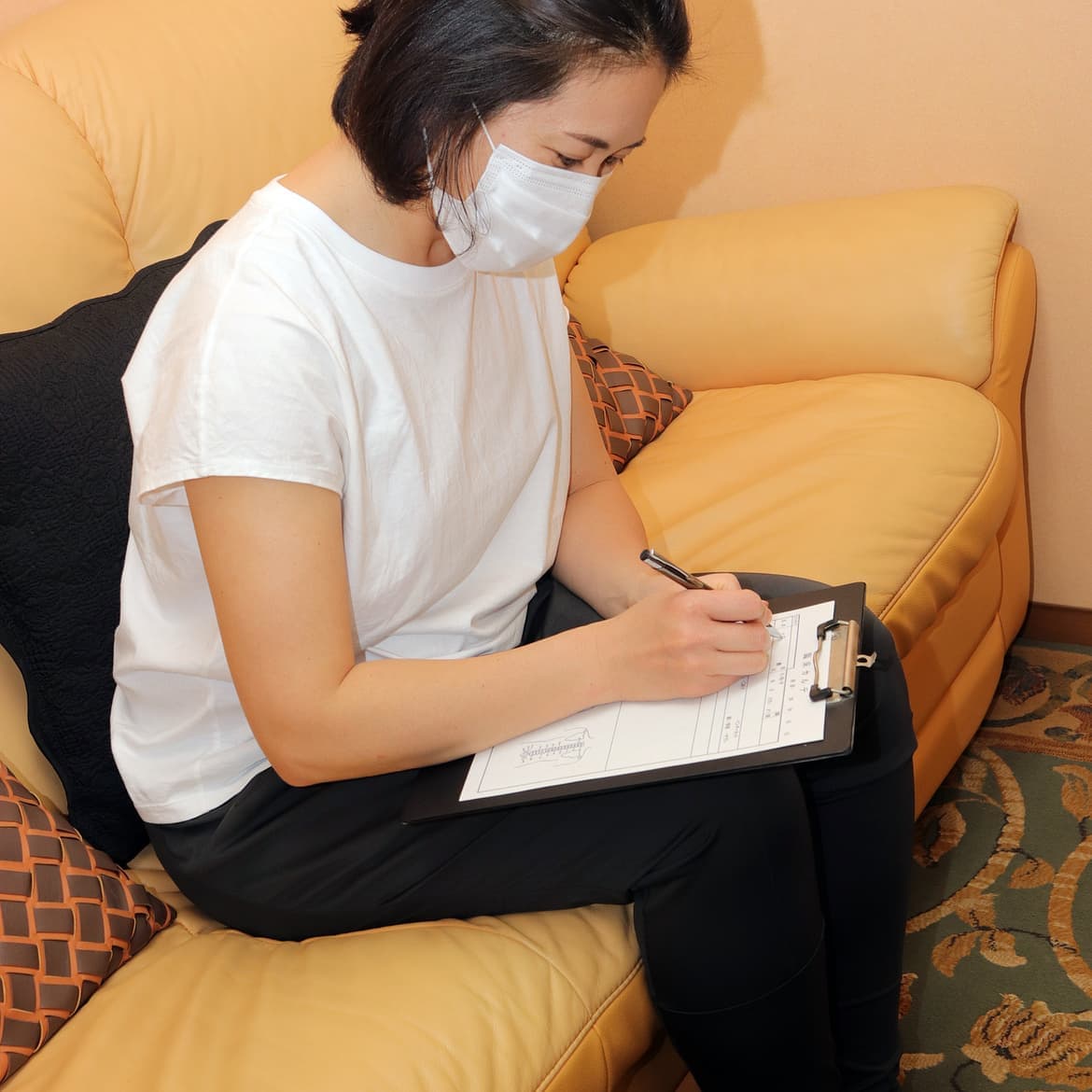 カルテ記入の女性