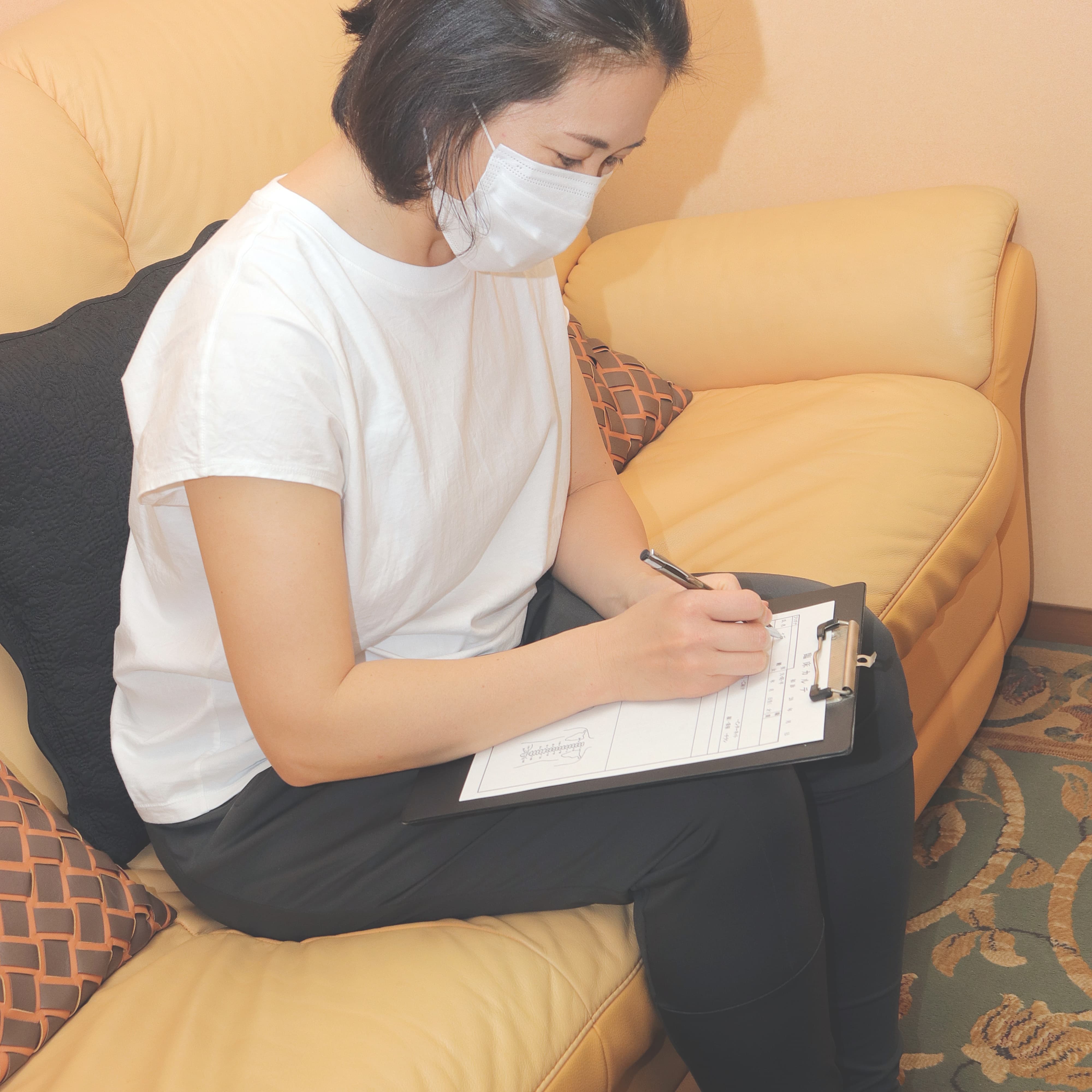 カルテ記入の女性